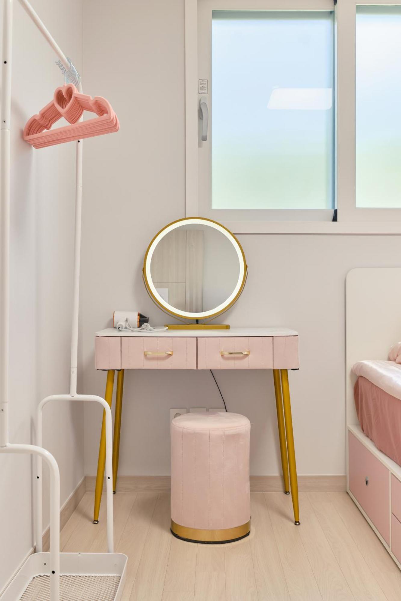 Pink 4 Bedroom Apartemen *