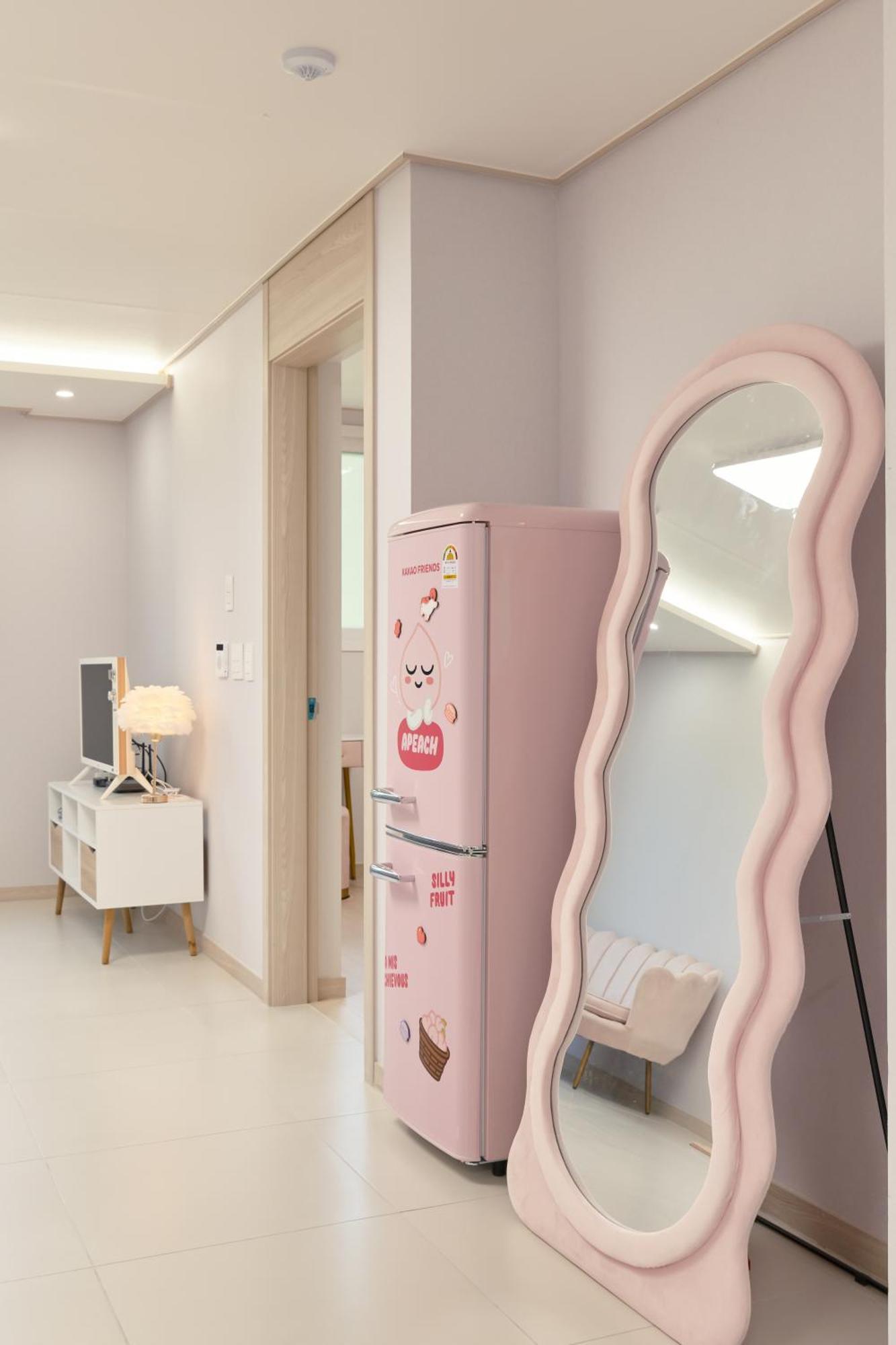 Pink 4 Bedroom Apartemen Seoul
