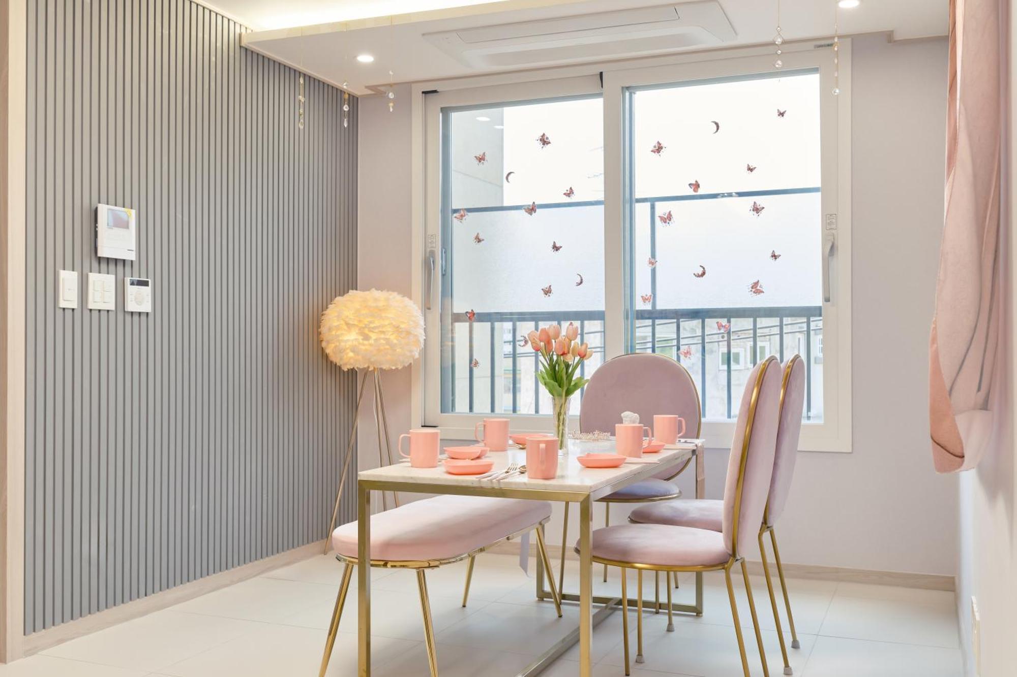 Pink 4 Bedroom Apartemen