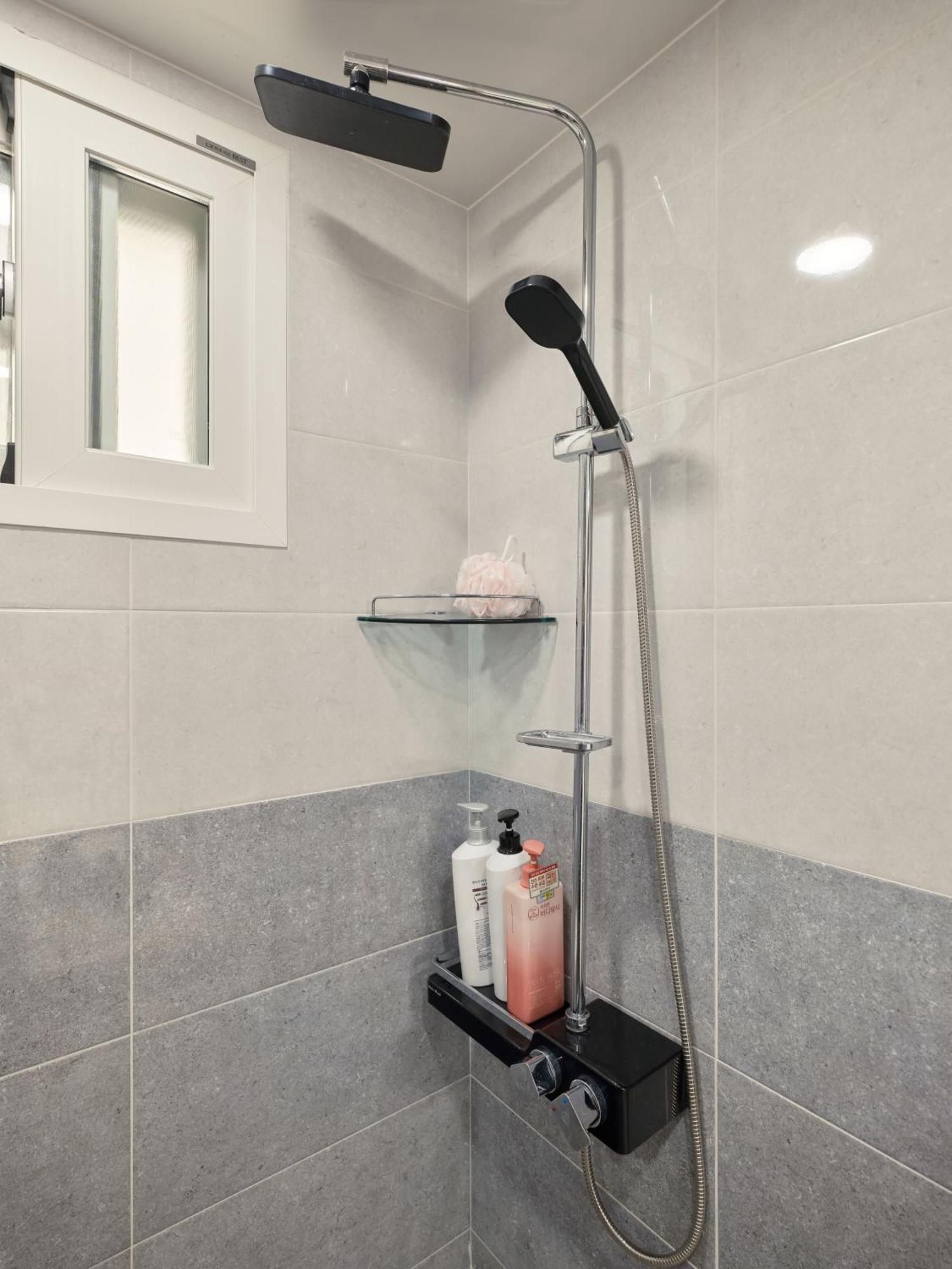 Pink 4 Bedroom Apartemen Seoul