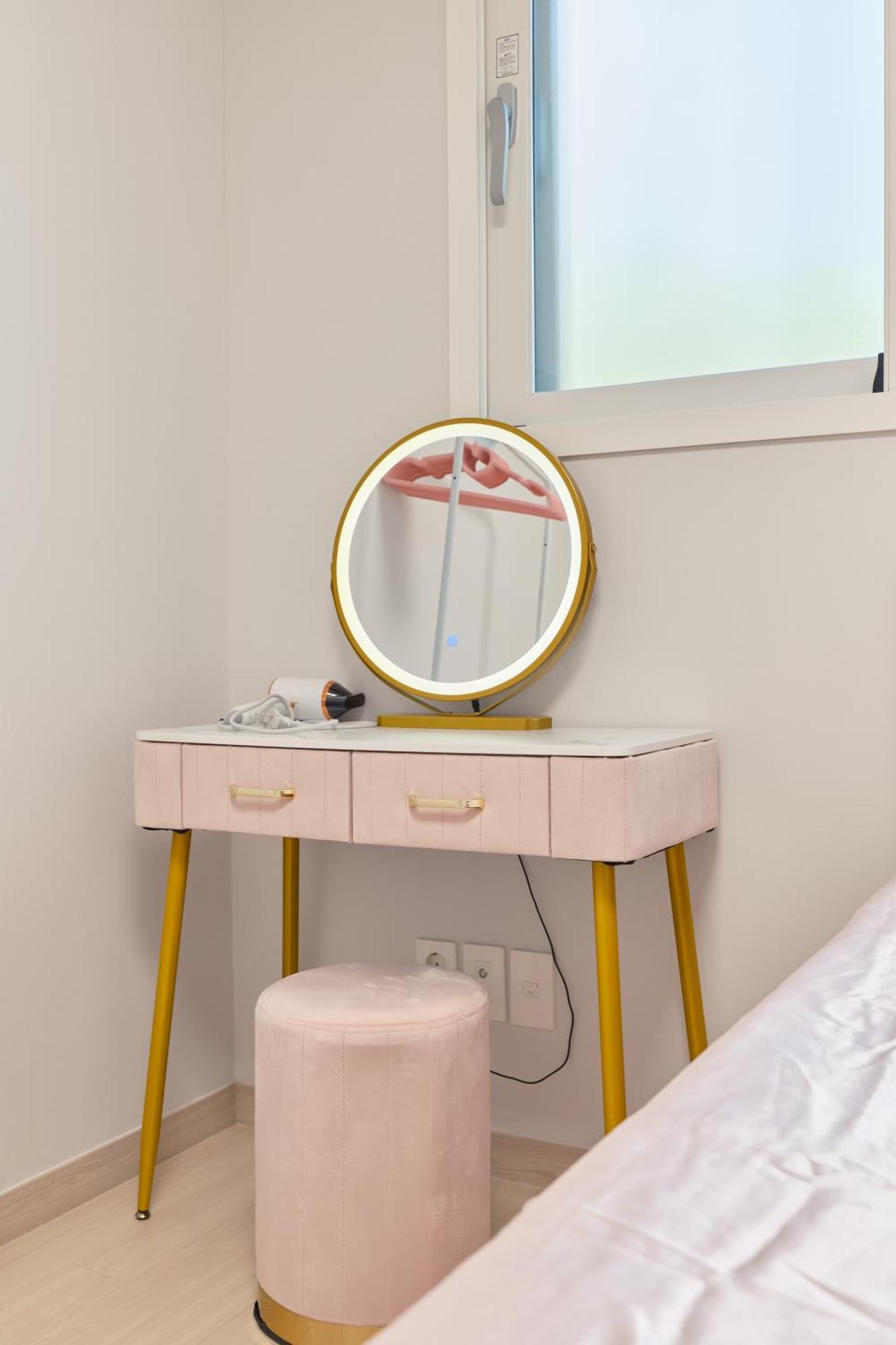 Pink 4 Bedroom Apartment *